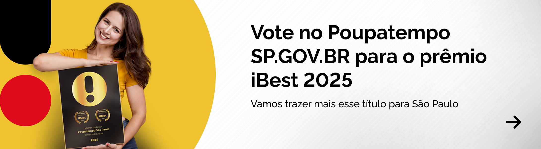 Mulher sorrindo com o prêmio de melhor Governo Estadual do iBest 2024, recomendando que votem no Poupatempo em 2025.